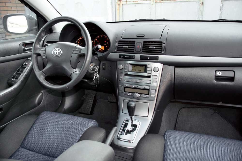 Toyota Avensis  фото интерьер